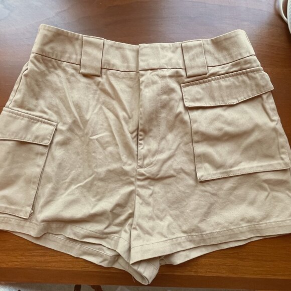 NWOT Aritzia Cargo Unbelted 3" Short Size 10 - Picture 1 of 3